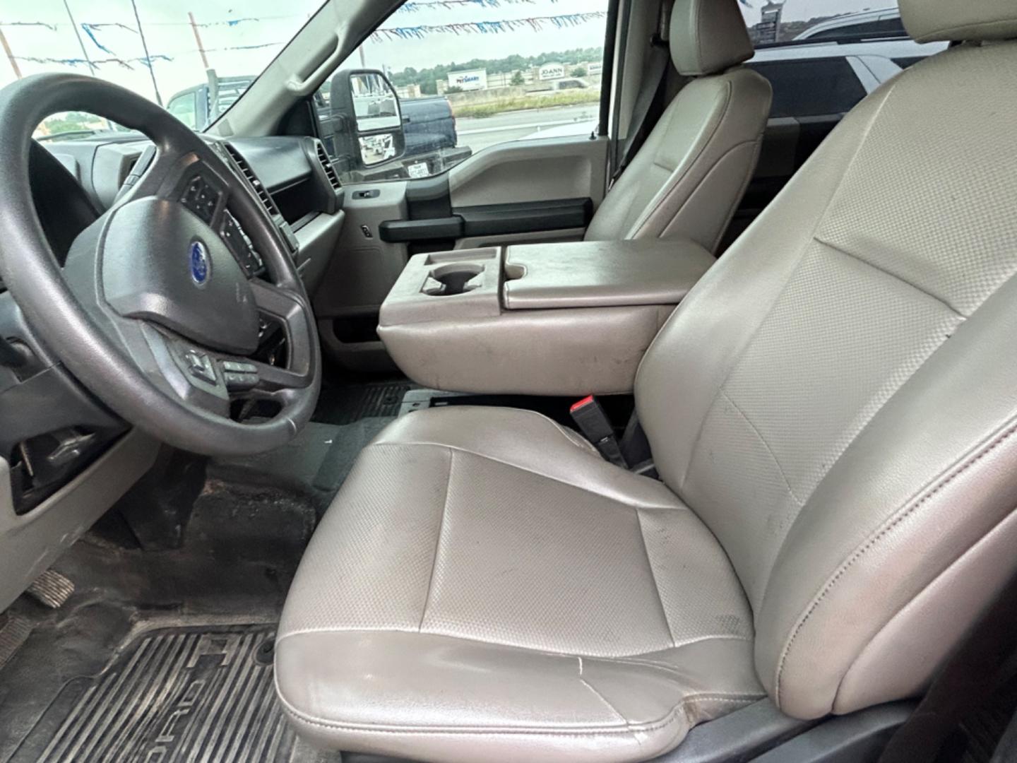 2022 White Ford F-250 SD King Ranch Crew Cab 4WD (1FT7W2B62NE) with an 6.2L V8 OHV 16V engine, 6A transmission, located at 1687 Business 35 S, New Braunfels, TX, 78130, (830) 625-7159, 29.655487, -98.051491 - Photo#11